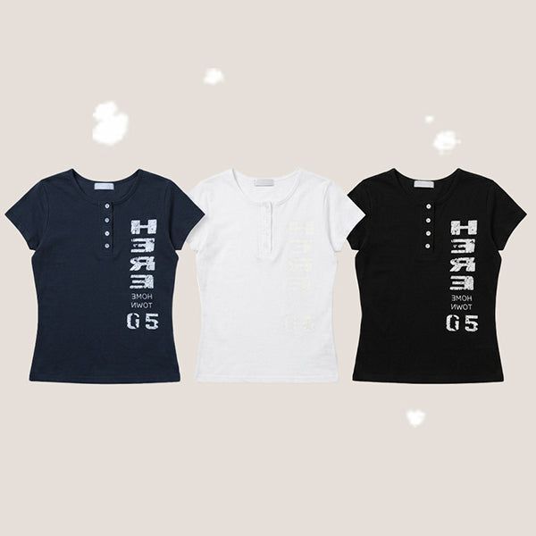 hijjoo（ハイチュー）の「Henley neck snap lettering slim short-sleeved T-shirt (3 colors)（Tops）」