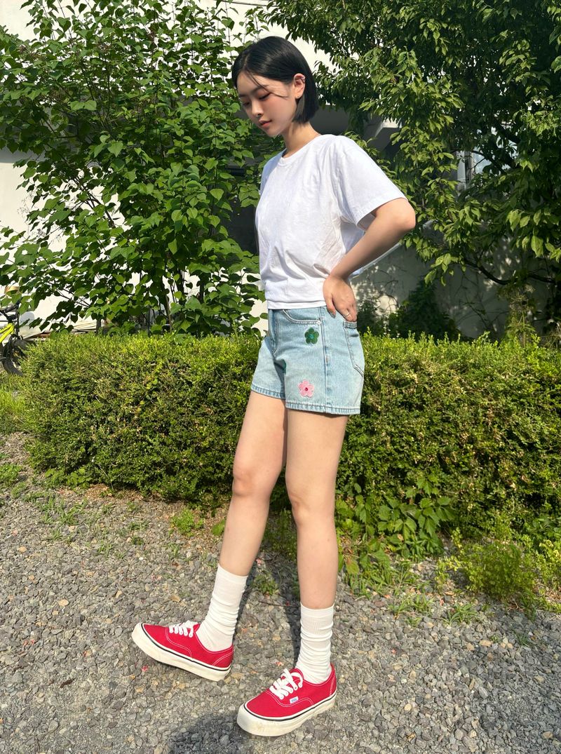 FLOWER EMBROIDERY LIGHT BLUE DENIM SHORTS code 18201