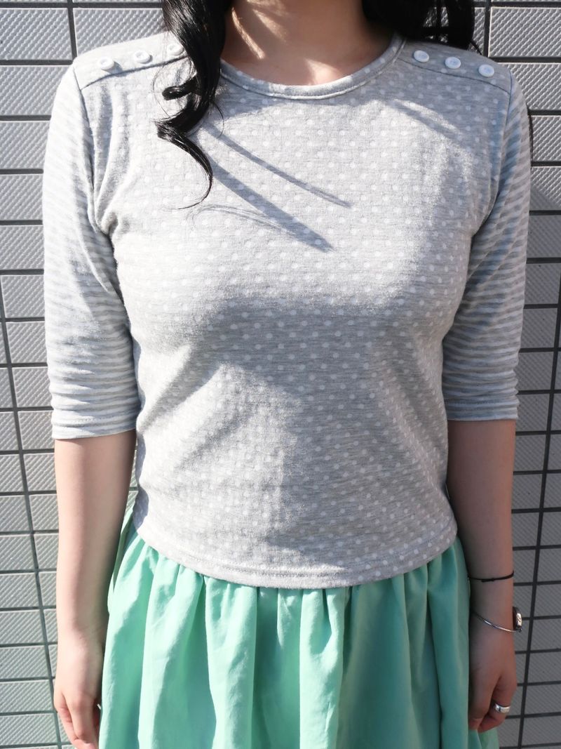 Tenshe（テンシズ）の「ボタンスリーブTシャツ（トップス）」
