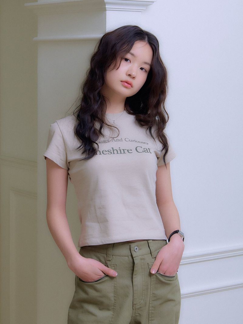 TEMPUSSTUDIO（テンプススタジオ）の「"CHASHIRE CAT" ウィメンズ T シャツ_ベージュ（トップス）」