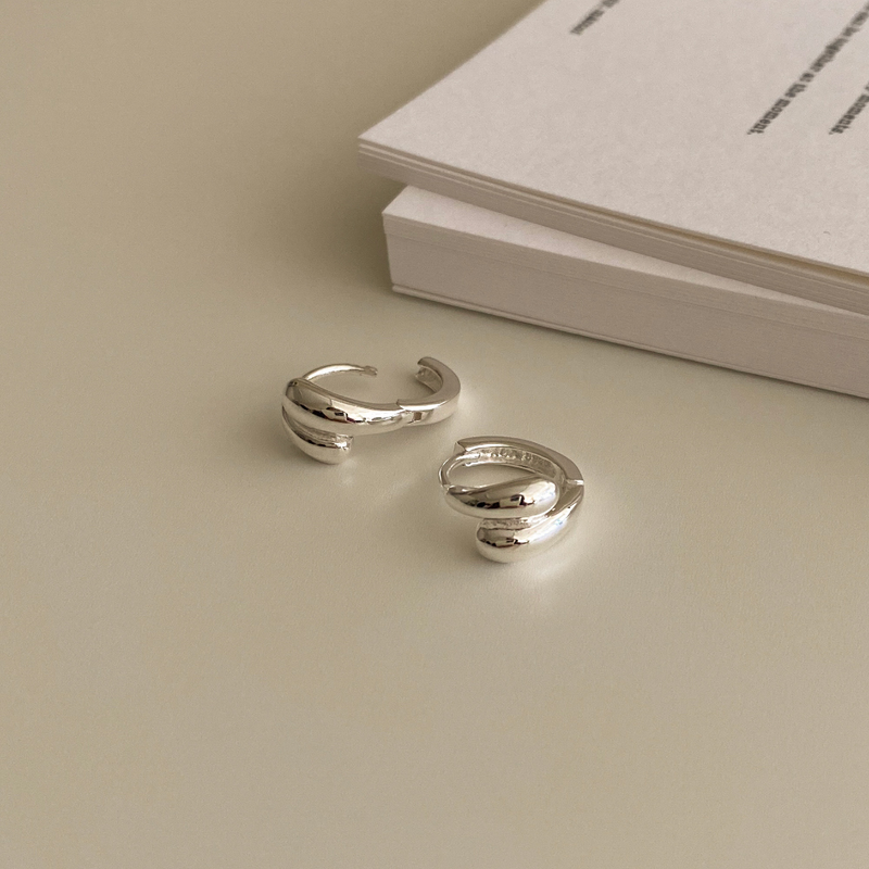 Hug earring (silver)