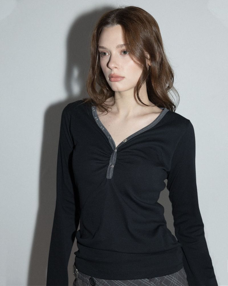MagoRen SEOUL(マゴレン ソウル)の「Shirring Henley Neck Long Sleeve Black(Tops)」