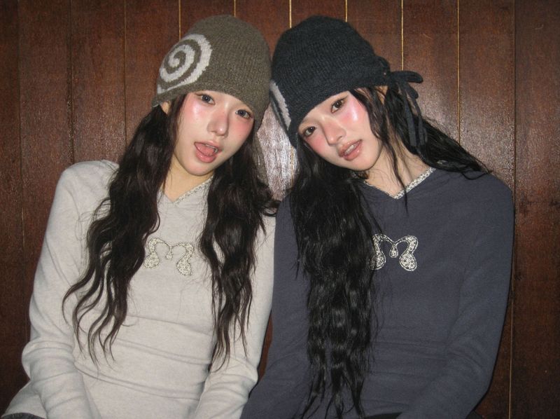 SIDE RIBBON SWIRLY BEANIE BROWN