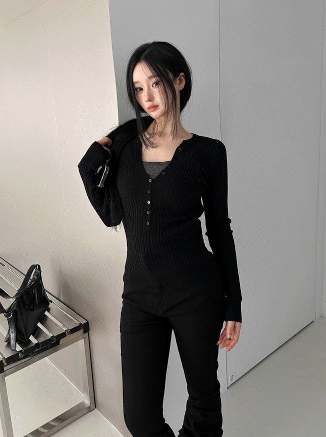 Button Slim V-Neck Knit
