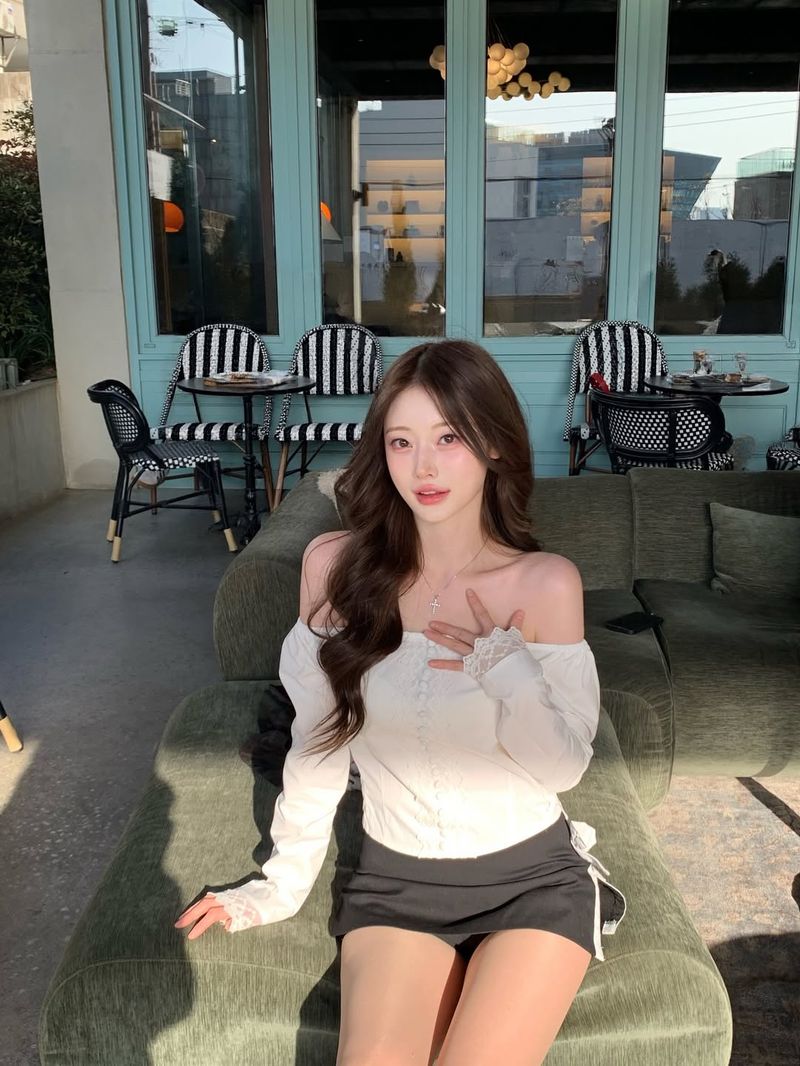 Kleesier（クリーシーア）の「Rosalie Lace-Up Off-Shoulder Blouse, White（Tops）」
