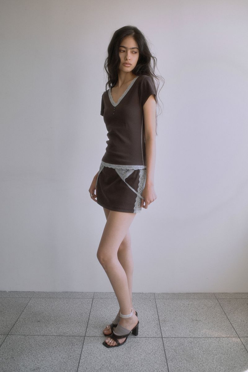 PORTERNA（ポルテナ）の「26SS★ [SET] レース トリム Vネック Tシャツ＋スカート（セットアップ）」