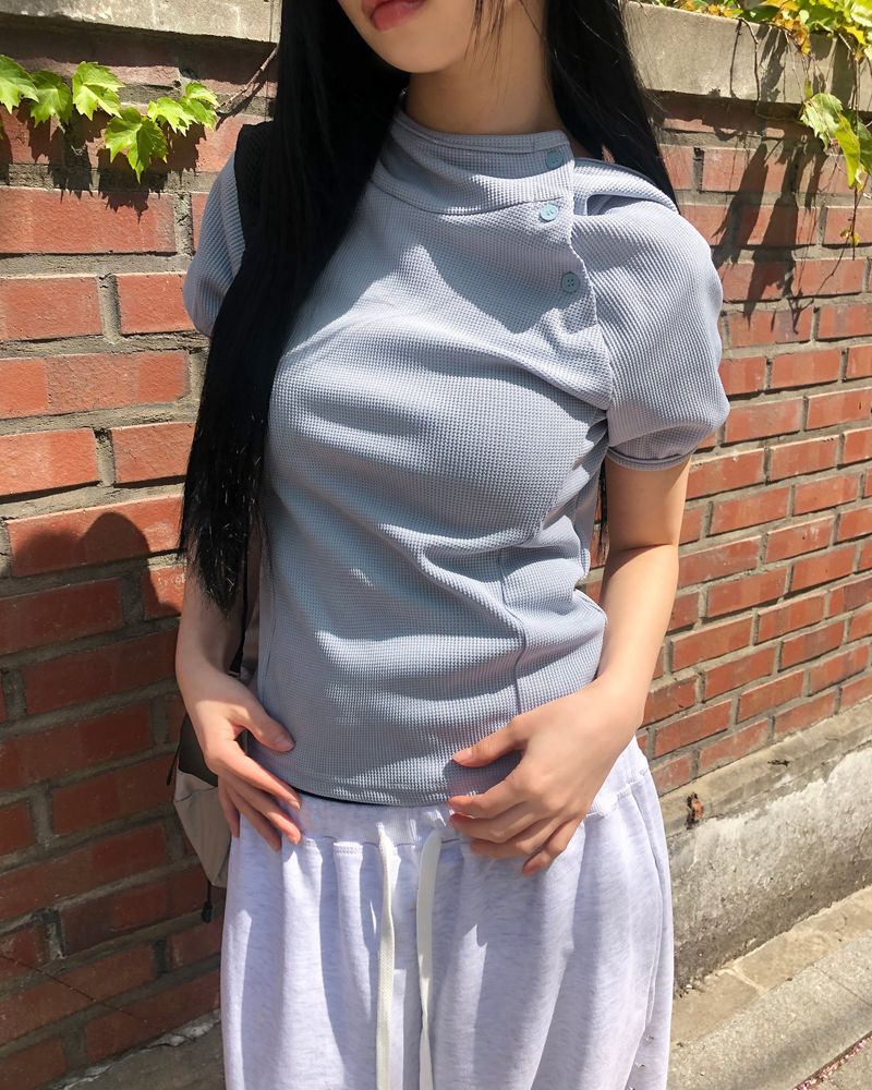 WONDER WONDER（ワンダーワンダー）の「ターンハイネックフードボタン長袖Tシャツ（トップス）」