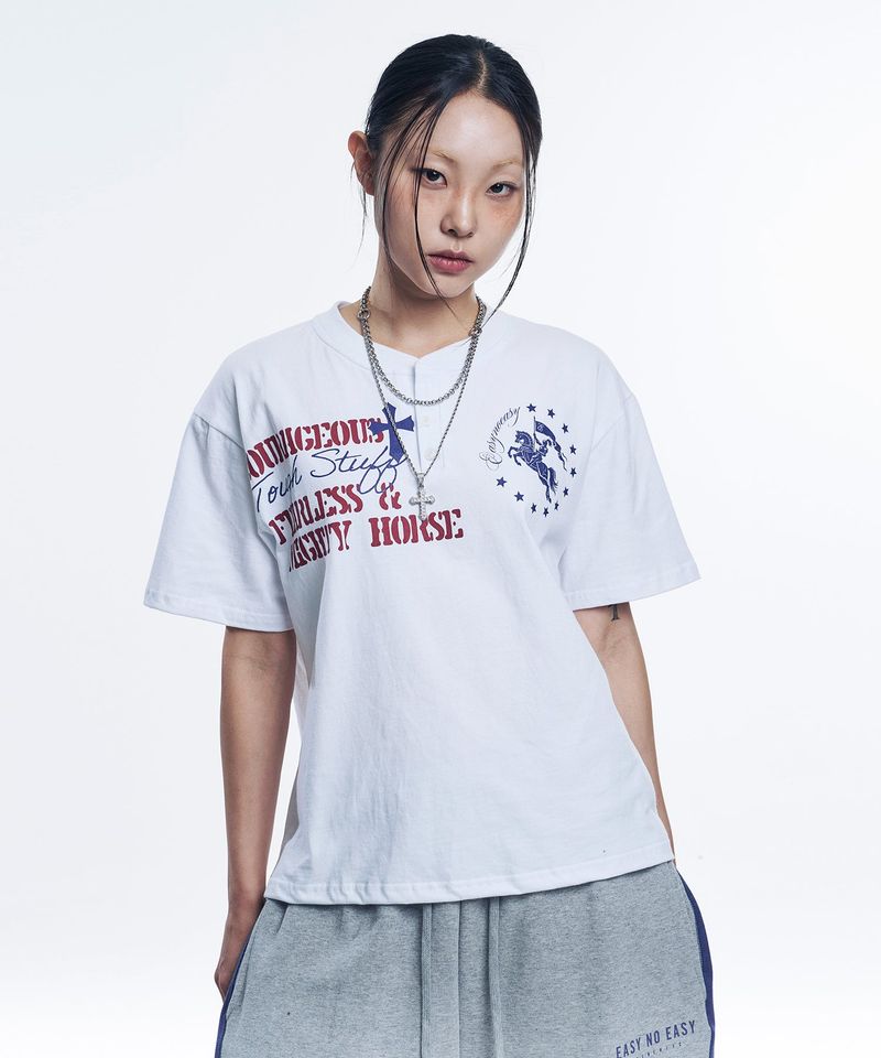 EASY NO EASY（イージーノーイージー）の「ホースレタリングヘンリーネッククロップドTシャツ - ホワイト（トップス）」