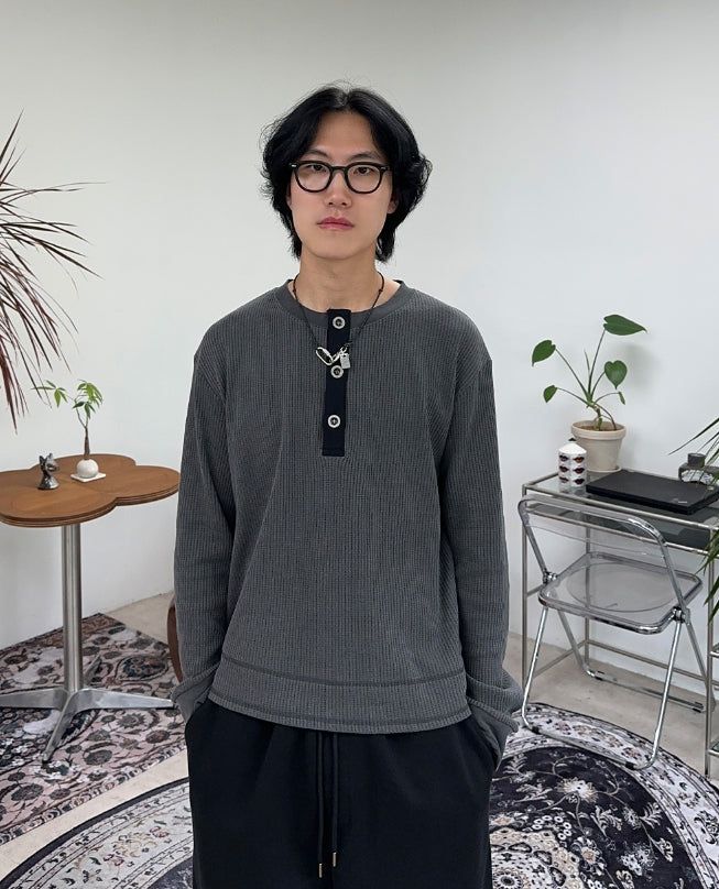 SATIIIZ（サティーズ）の「Nera Crop Waffle Henry Neck Tee（Tops）」