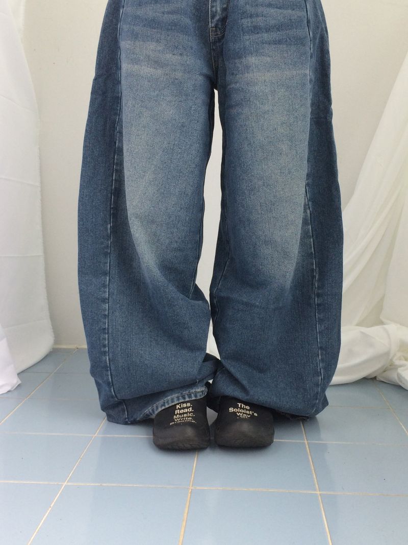 Curved incision balloon pants