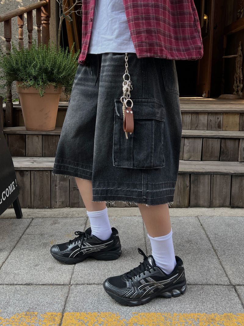 ESOO(イス)の「Shadow Denim Cargo Bermuda Shorts (2 Colors)(Pants)」