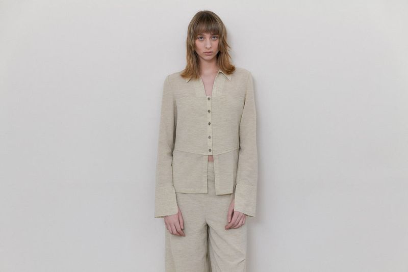 ONHEE（オニ）の「TWO- LAYERED SLIT BLOUSE（Tops）」
