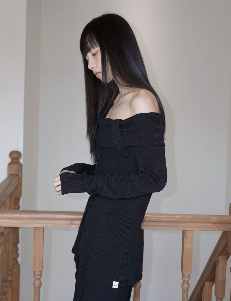 BUTTON OFF-SHOULDER KNIT(BLACK)