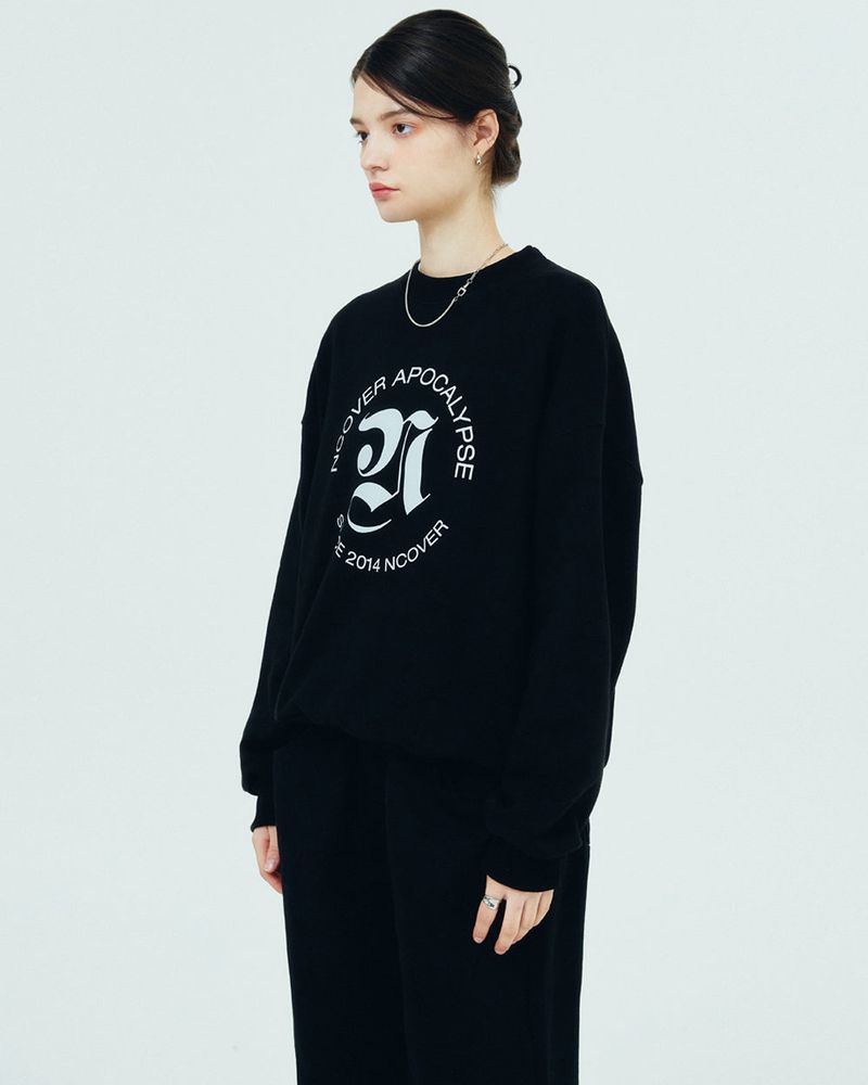 ROMAN TYPO LOGO SWEATSHIRT-BLACK