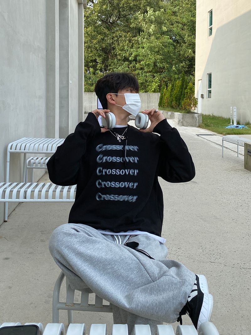 a cross-over lettering sweatshirt (3color)