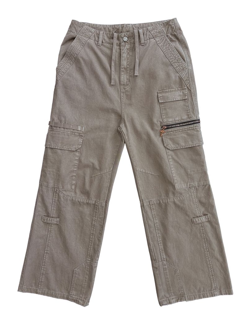 WANGXINGYU（ワンシンユー）の「GARMENT-DYED DISTRESSED BELT LOOP POCKET CROSS PLEAT COLOR-TOOTH ZIPPER DRAWSTRING CARGO PANTS（Pants）」