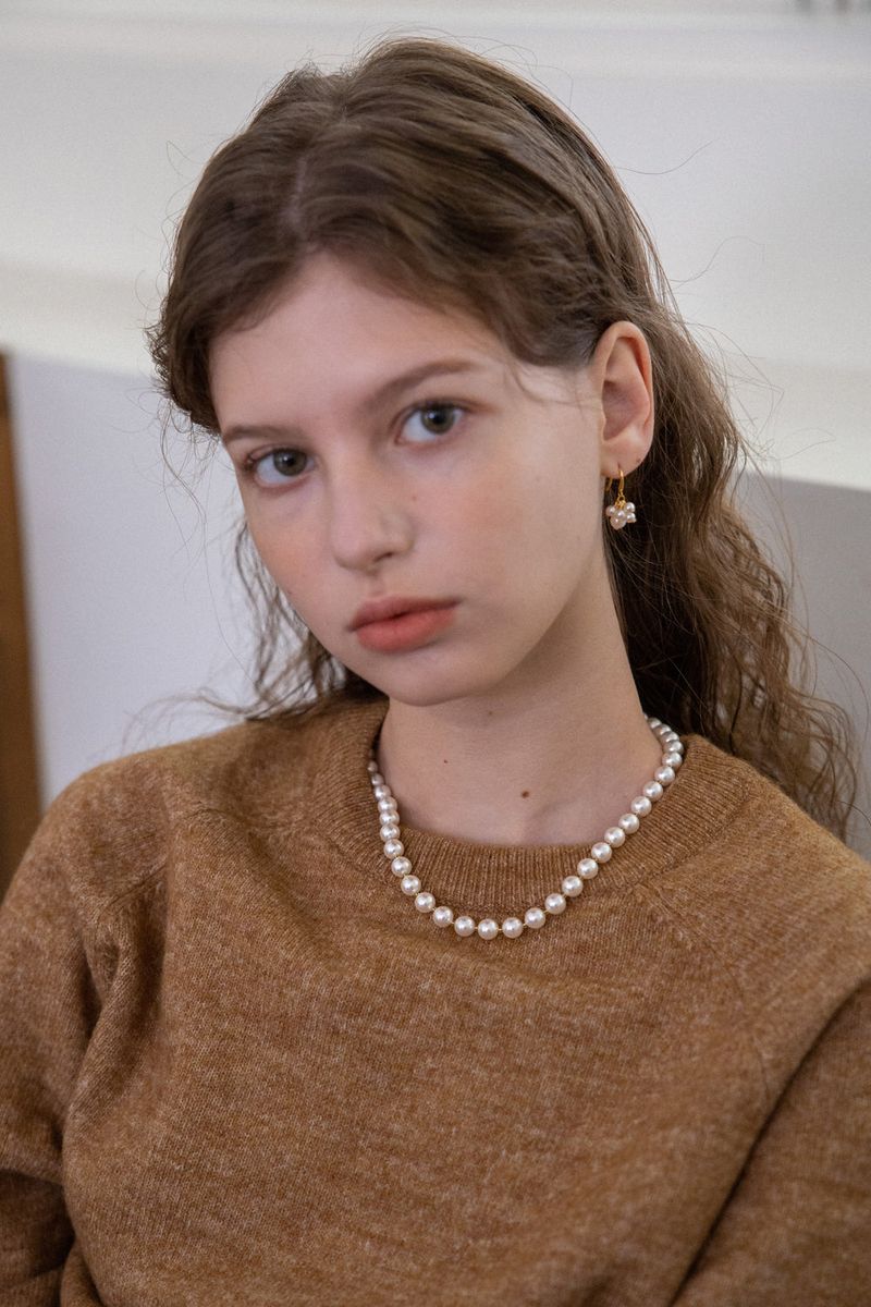 Voluminous white pearl necklace