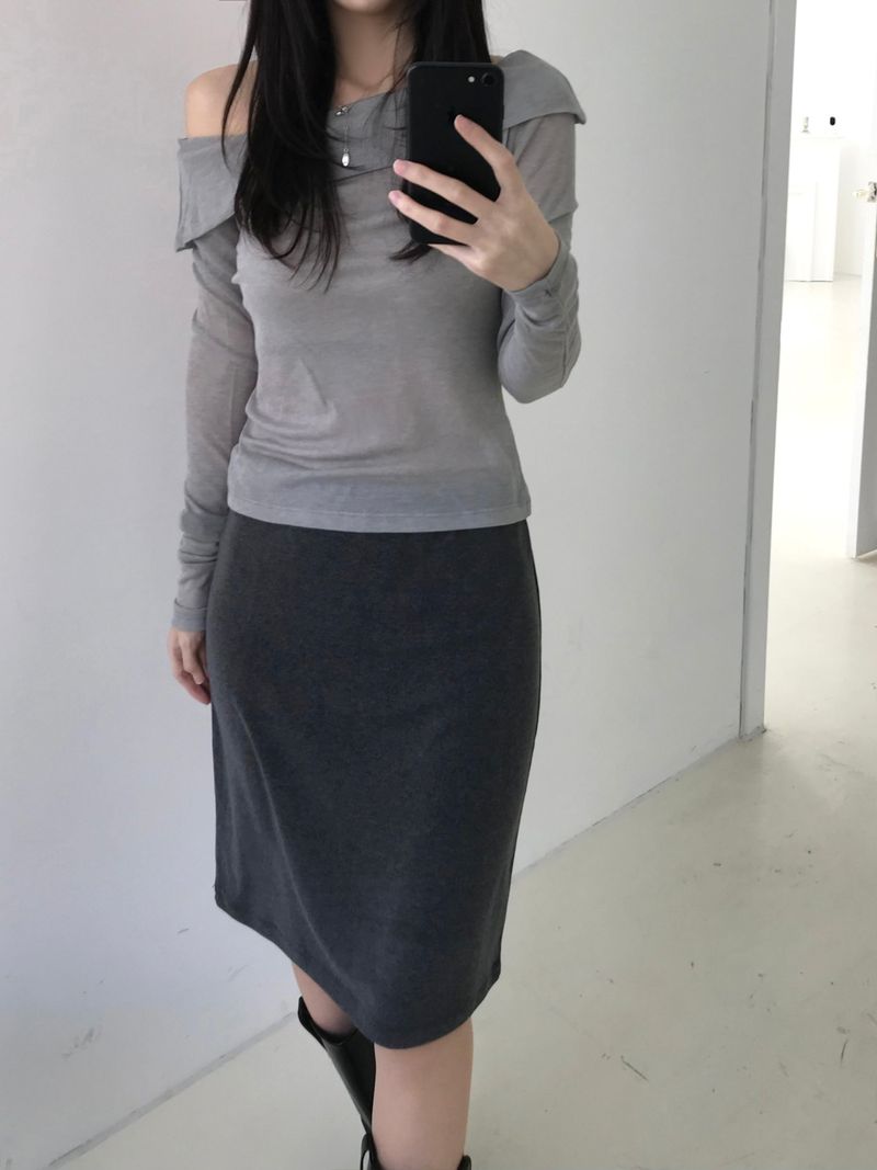Peer off-shoulder T-shirt (2 colors)