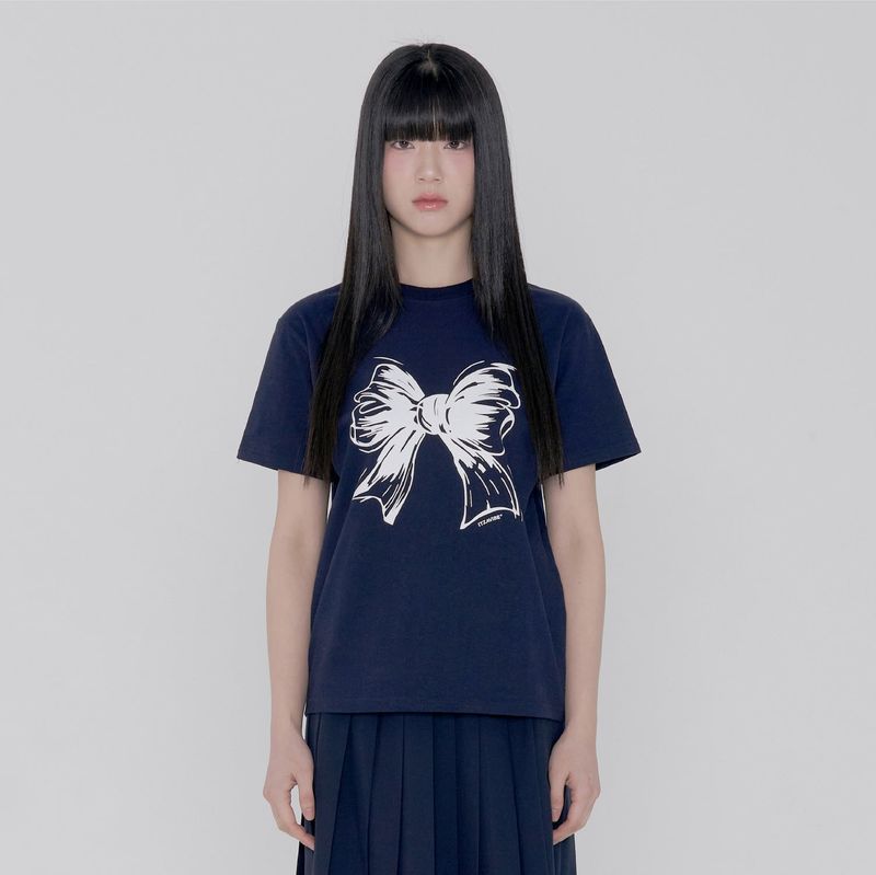 ITZAVIBE（イッザバイブ）の「RIBBON LOGO SLIM FIT T SHIRT - NAVY（Tops）」