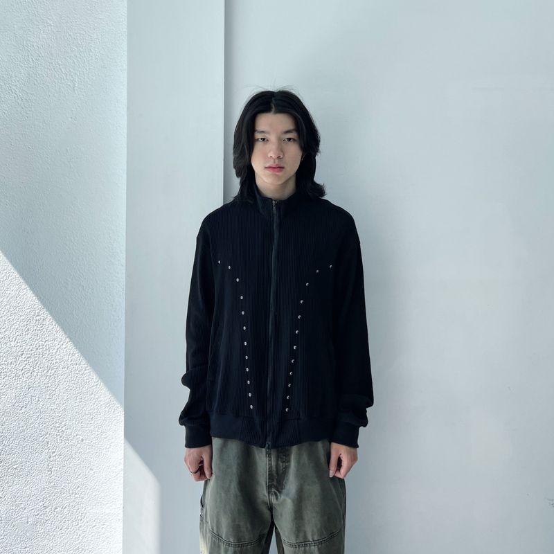 FADE MEET（フェードミート）の「Vスタッズスタンドカラージップジャケット（トップス）」