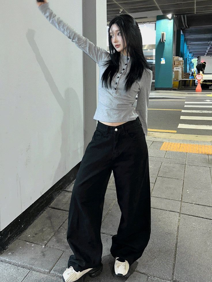 Two-button strap wide pants