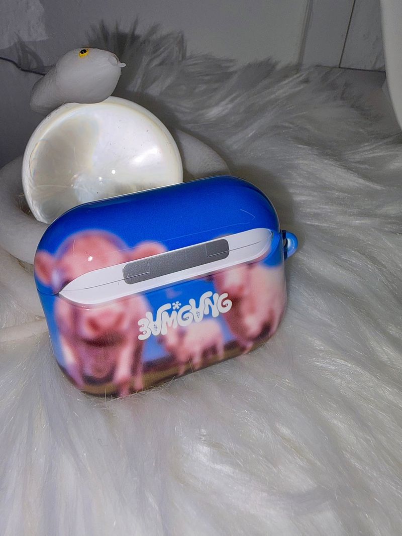 Furry Friends airpods case_Cow
