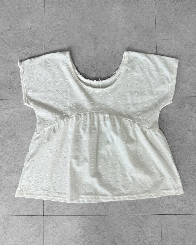 EMBOSSED OFF-SHOULDER TEE