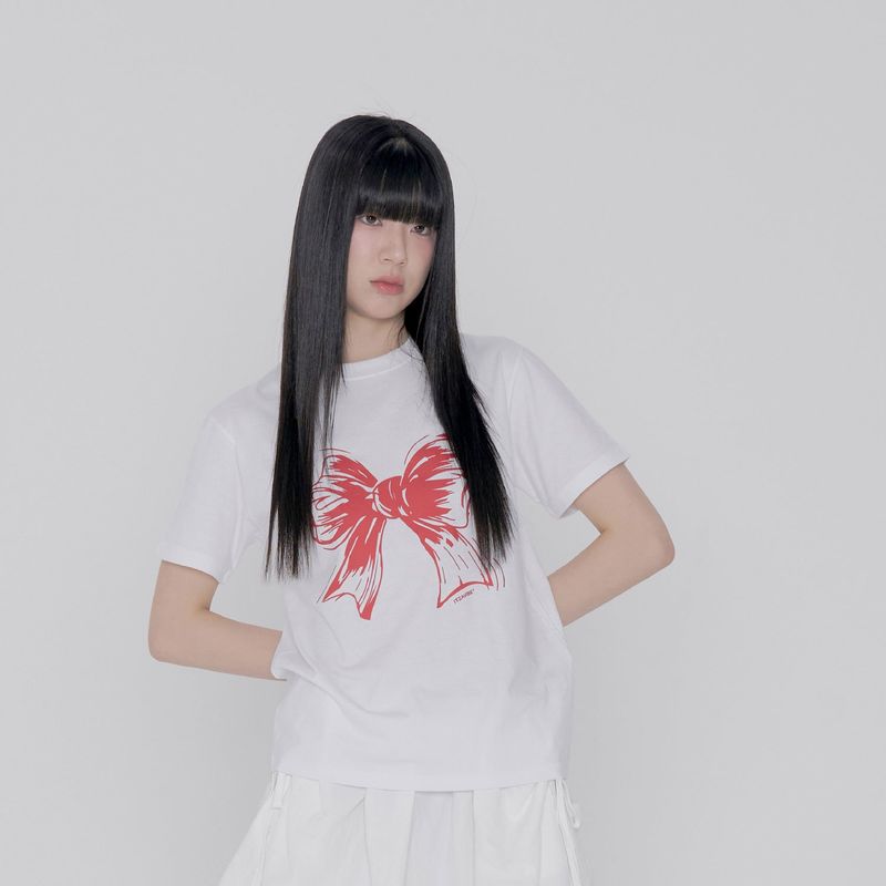 ITZAVIBE（イッザバイブ）の「リボンロゴスリムフィットTシャツ（トップス）」