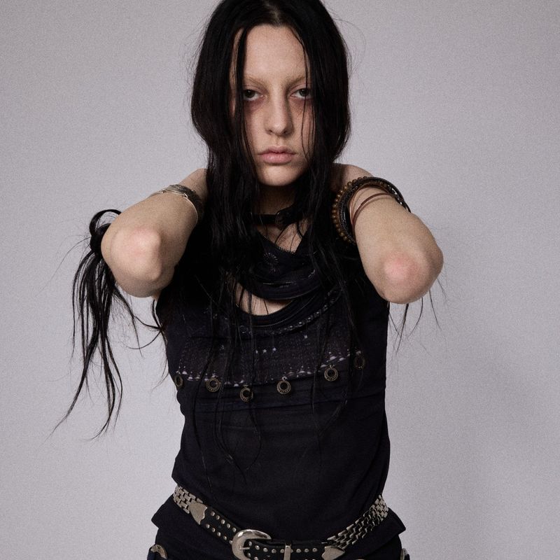 SHEISSHE/ZIPPER COLLAR SLEEVELESS TOP