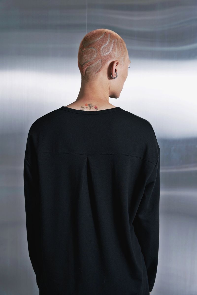 ESSENTIAL PLEAT U-NECK TEE (Black)