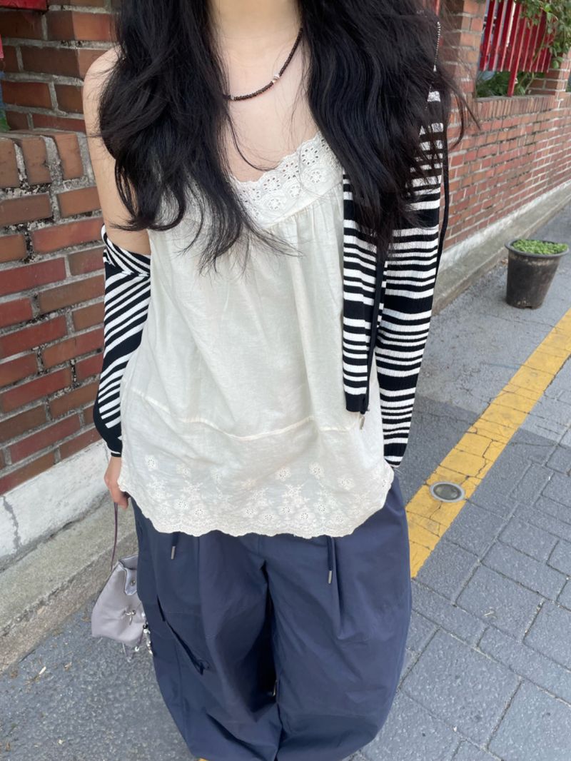 V-neck frill sleeveless