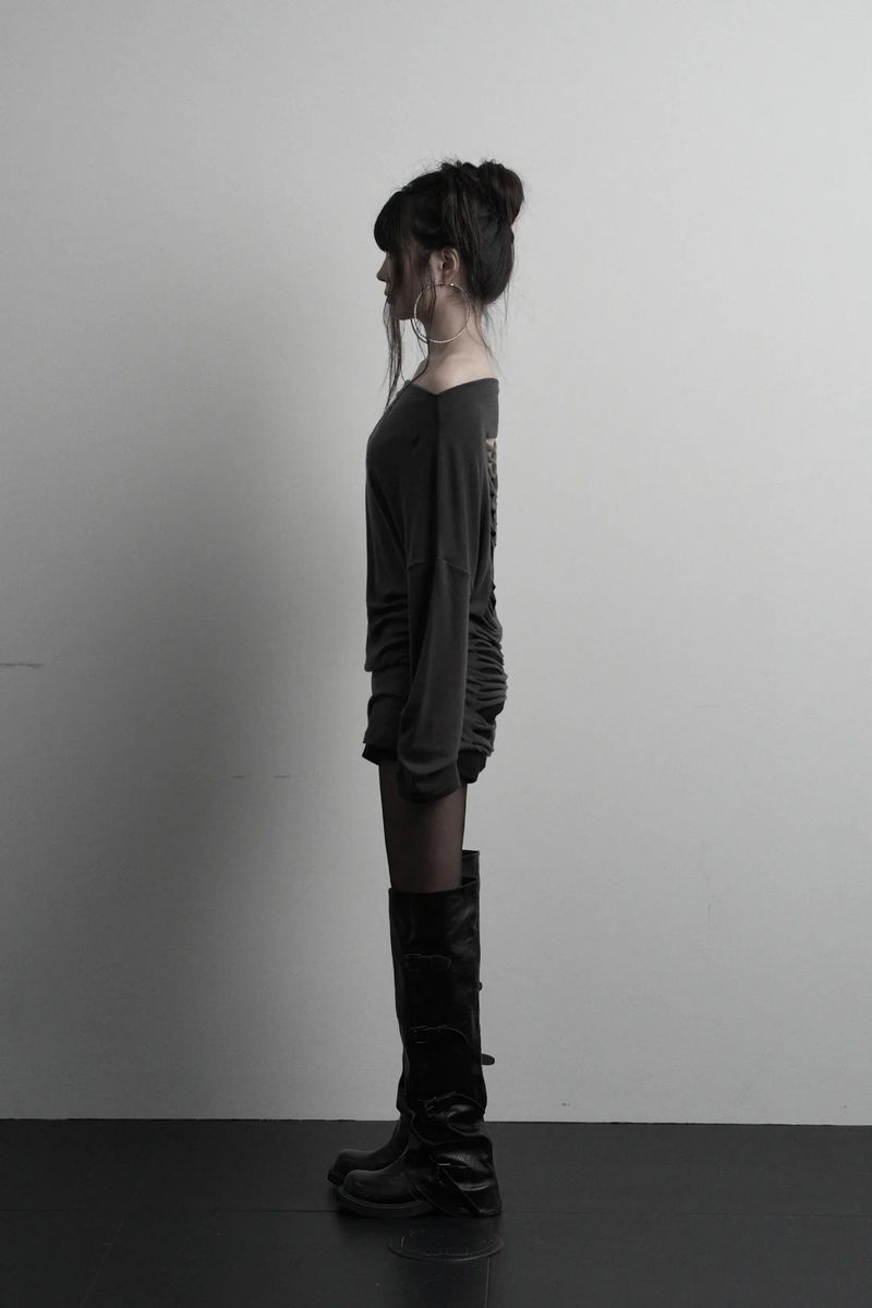 [label] back damage off-shoulder top (charcoal)