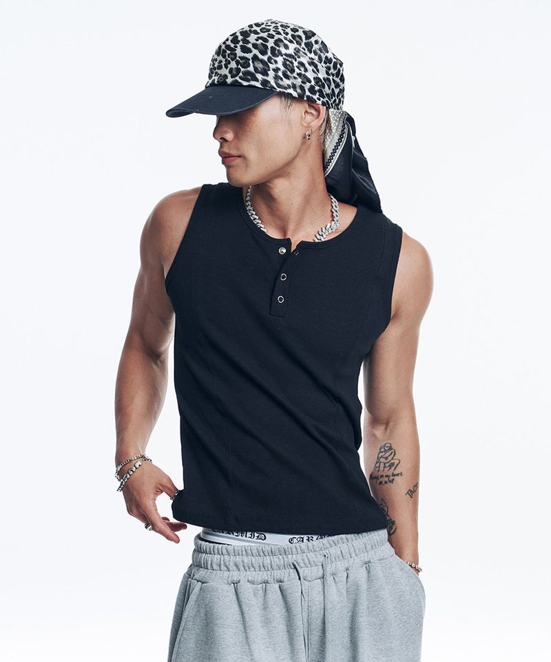 EASY NO EASY（イージーノーイージー）の「Ribbed incision henry neck sleeveless - black（Tops）」