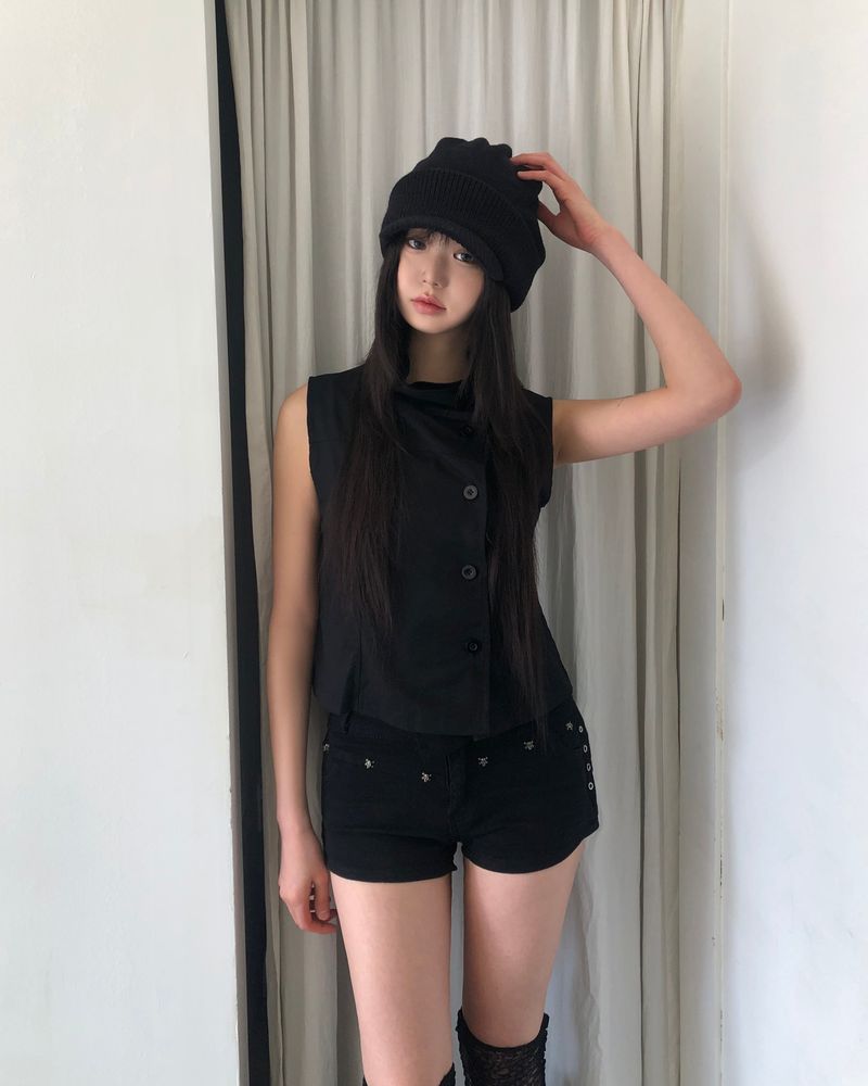 WONDER WONDER（ワンダーワンダー）の「Mihyu High-Neck Button Vest（Tops）」