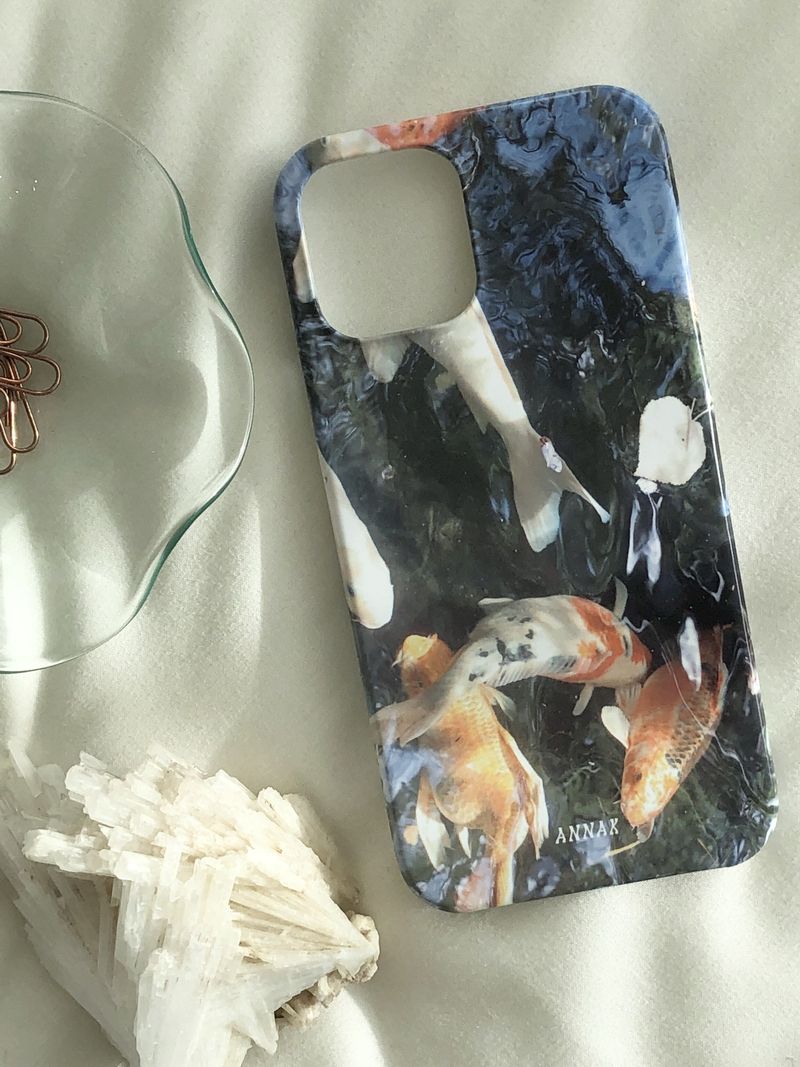Annak（アンナック）の「[purple sunlight koi goldfish hard case]（Smartphone Accessories）」