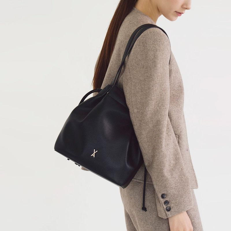 VARZAR（バザール）の「Sele Bucket Bag Medium Black（Bags）」