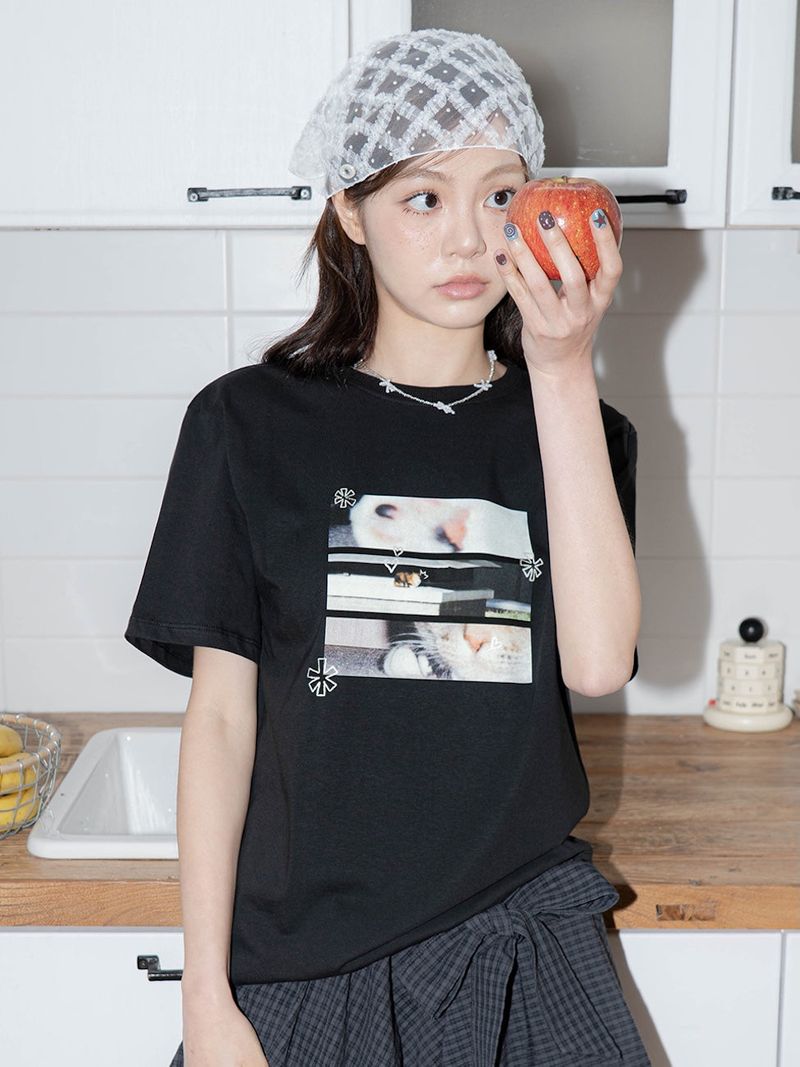 Delay off（ディレイオフ）の「DELAY OFF キャットグラフィックTシャツ (ブラック)（トップス）」