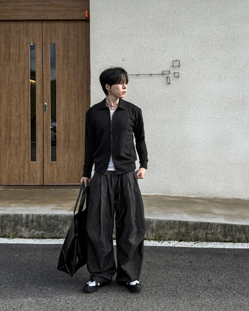 Howt Over Curved Denim Pants
