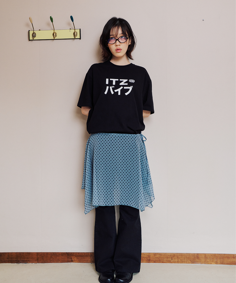 ITZAVIBE（イッザバイブ）の「MIX LOGO T SHIRT - BLACK（Tops）」