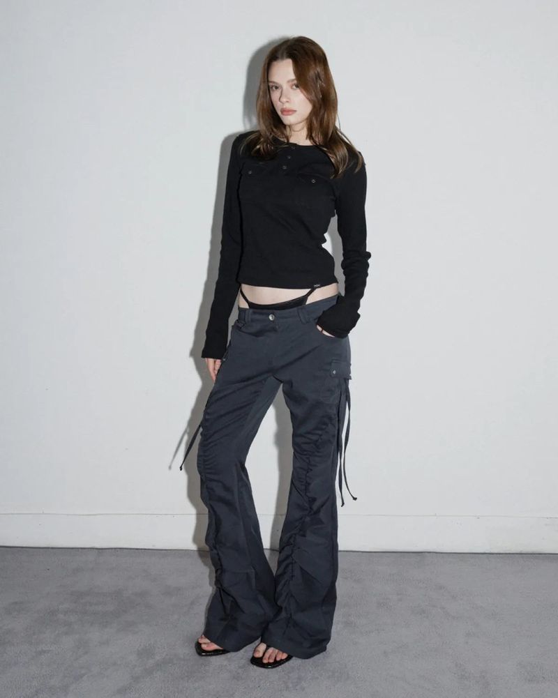 MagoRen SEOUL（マゴレン ソウル）の「Shirring Cargo Bootcut Pants Charcoal（Pants）」