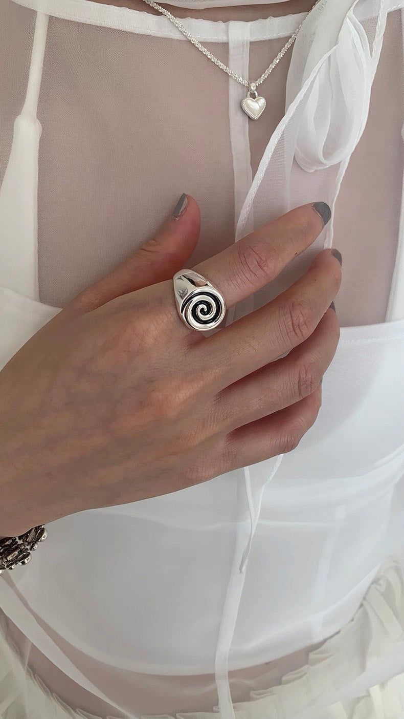 Flat spiral bold ring