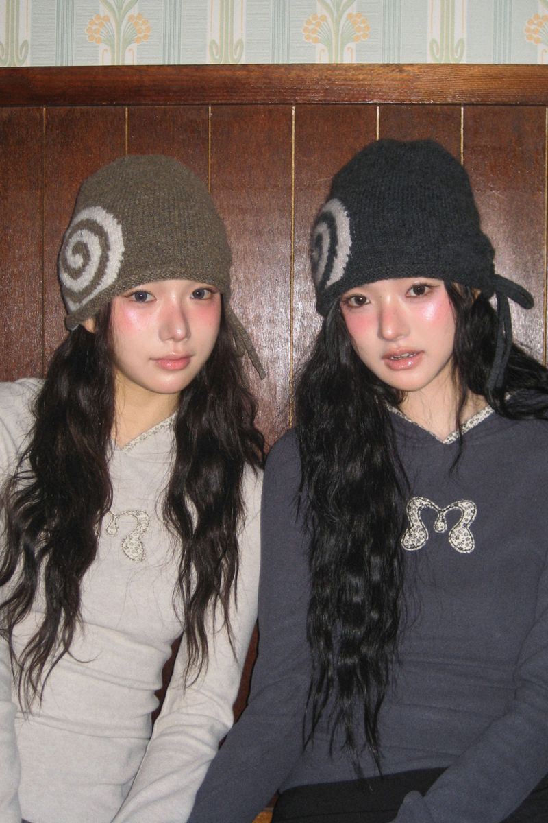 SIDE RIBBON SWIRLY BEANIE CHARCOAL