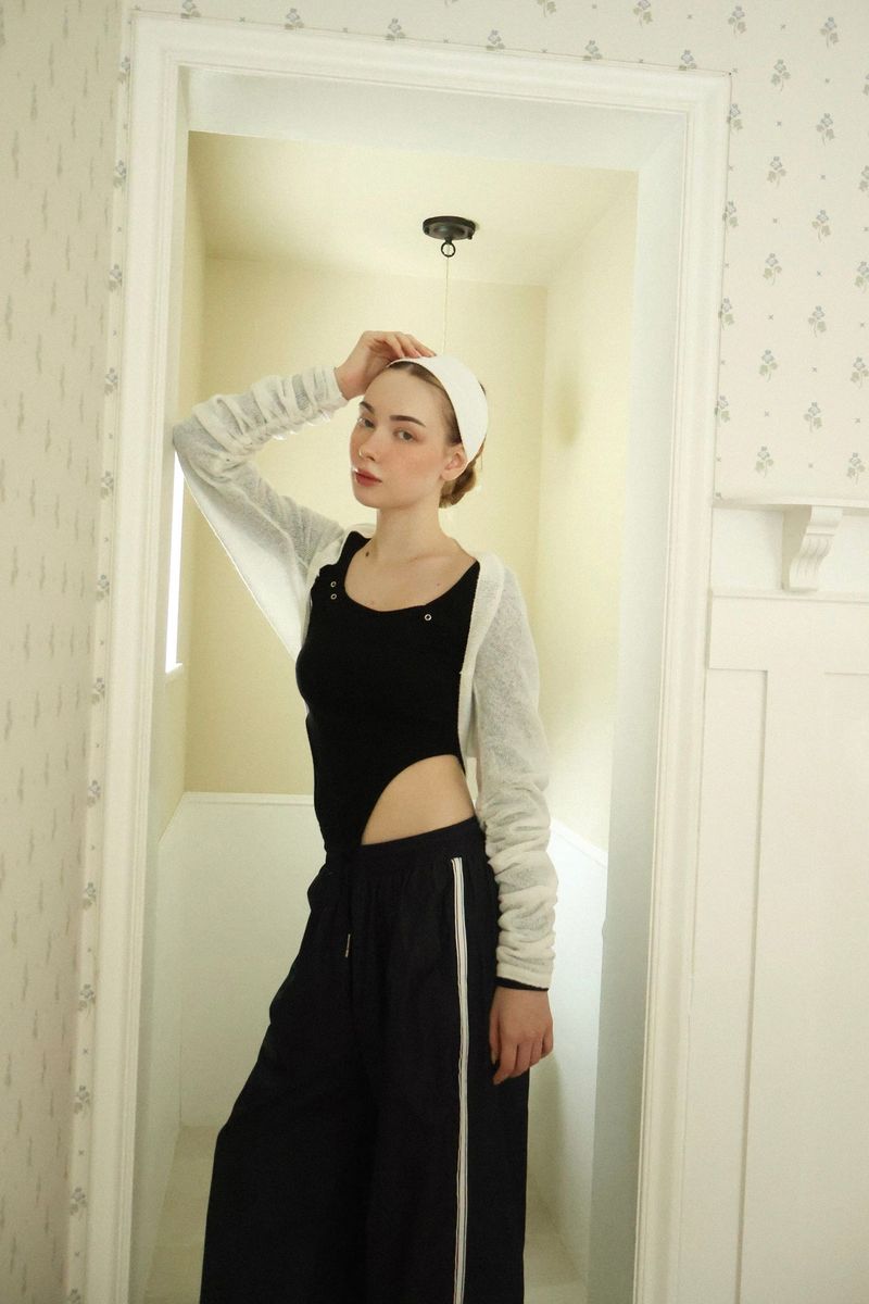 Eyelet side-cut tee (black)