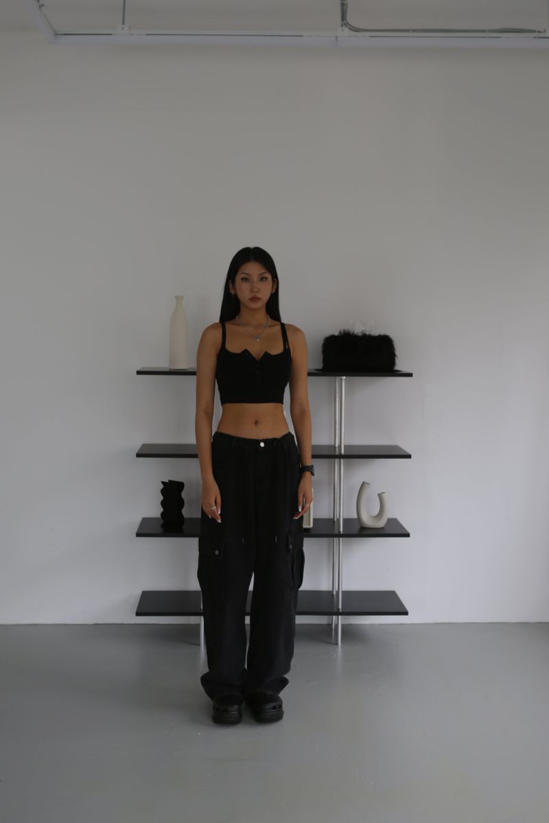 BUTTON CROP SLEEVELESS