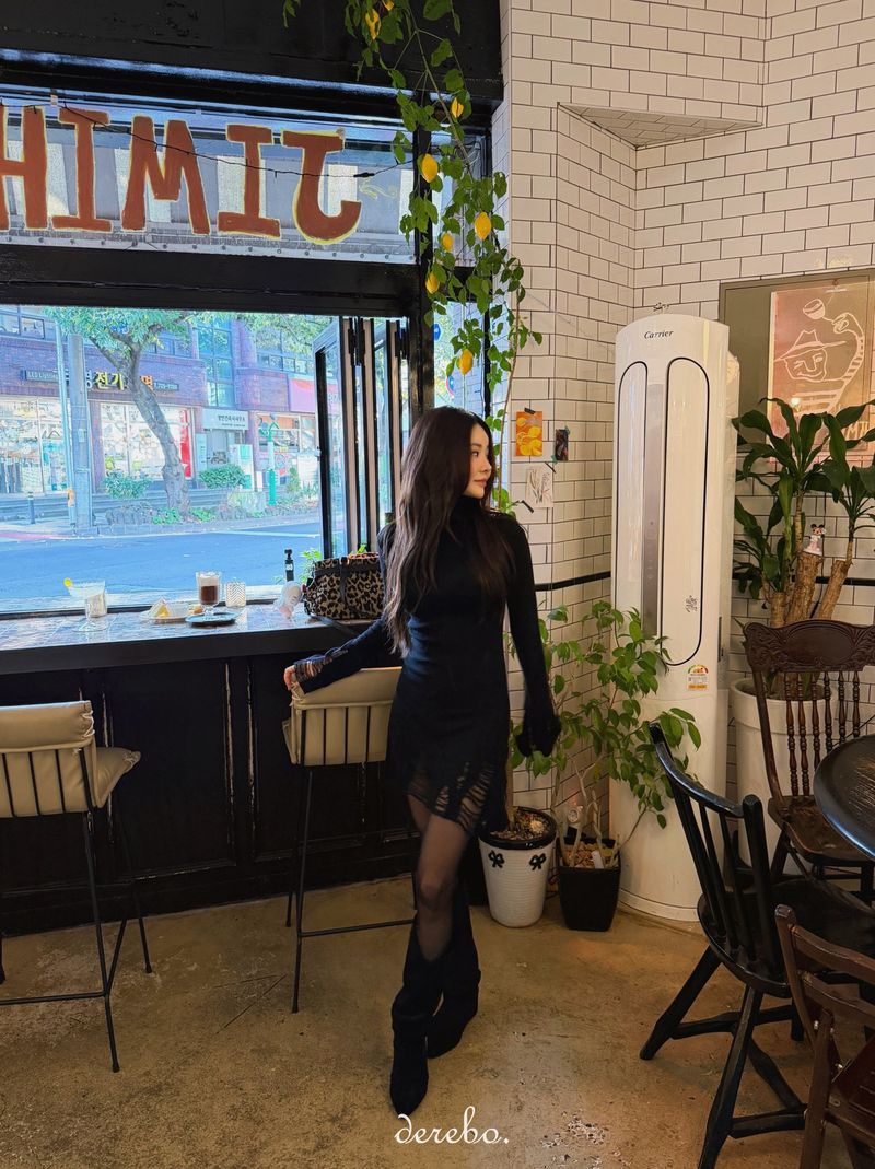 lip-mood black half-turtleneck dress
