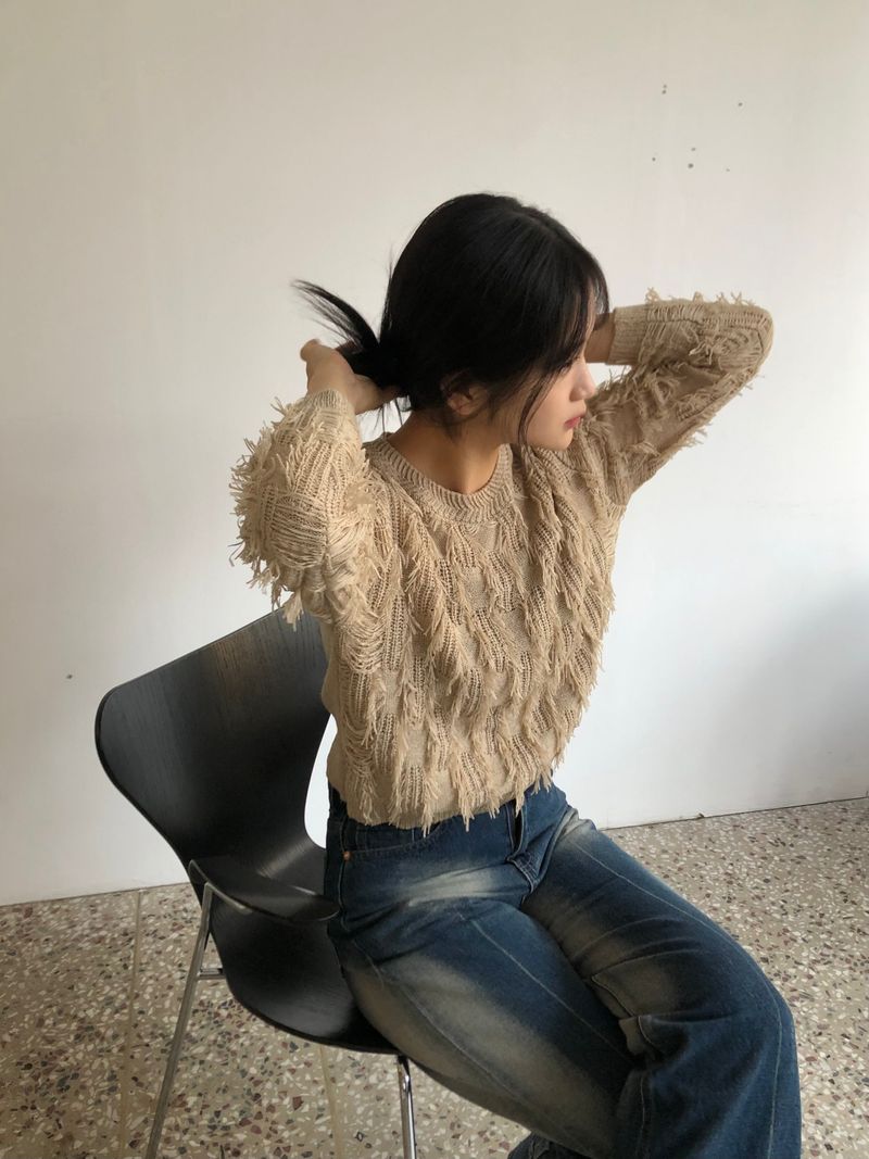 Freewheeling tassel round knit