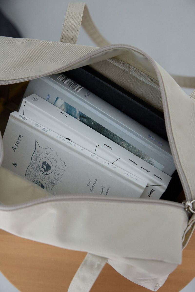 compact duffle bag (light beige)