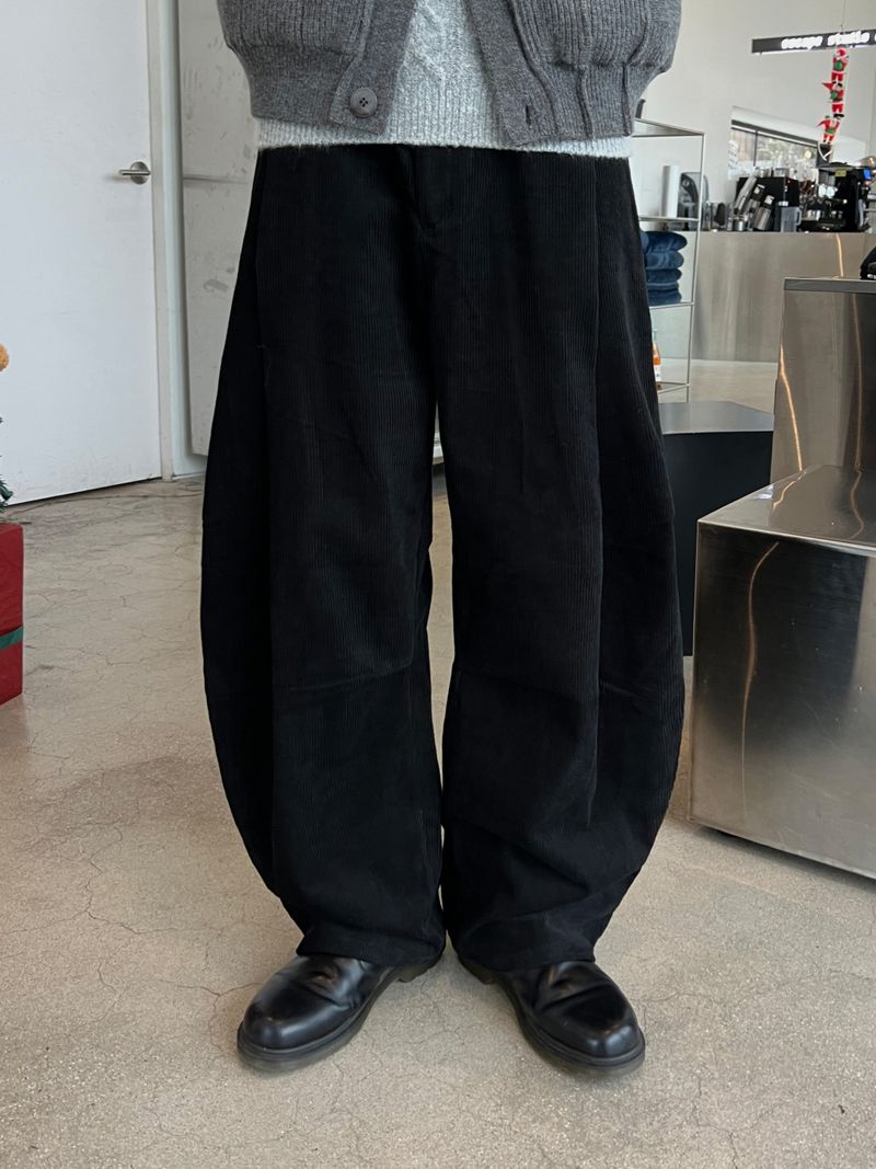ESOO（イス）の「Corduroy Half-Elastic Curved Pants (4 Colors)（Pants）」