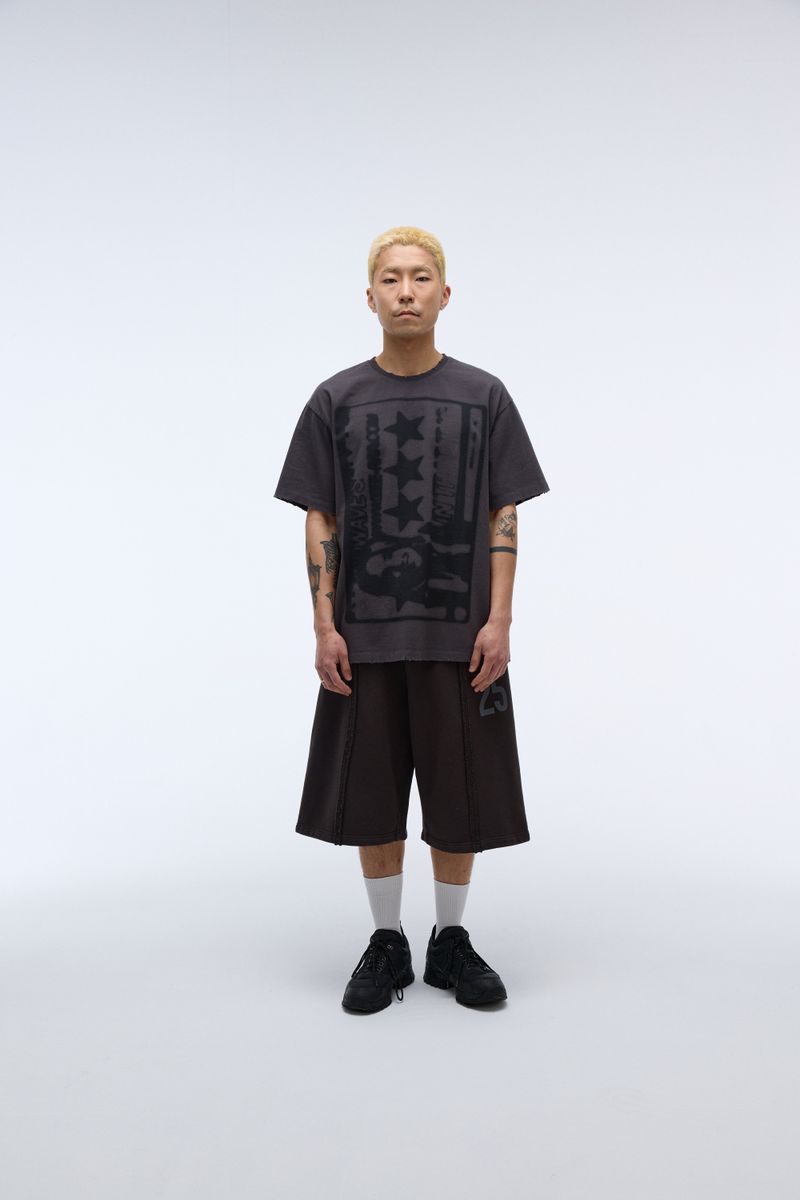 ER(EEERRR)（イーアール）の「サウンドウェーブアートワークダメージウォッシングTシャツ (チャコール)（トップス）」