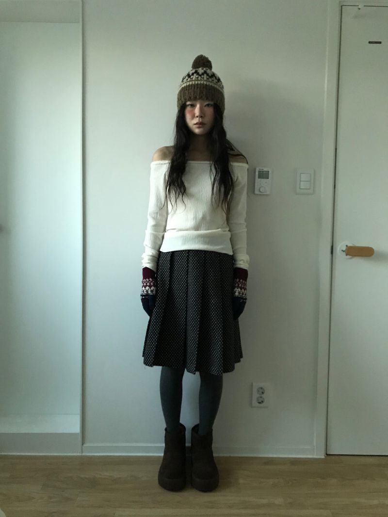 DUGGY（ダギー）の「Pom-Pom Off-Shoulder Knit Top (2color)（Tops）」